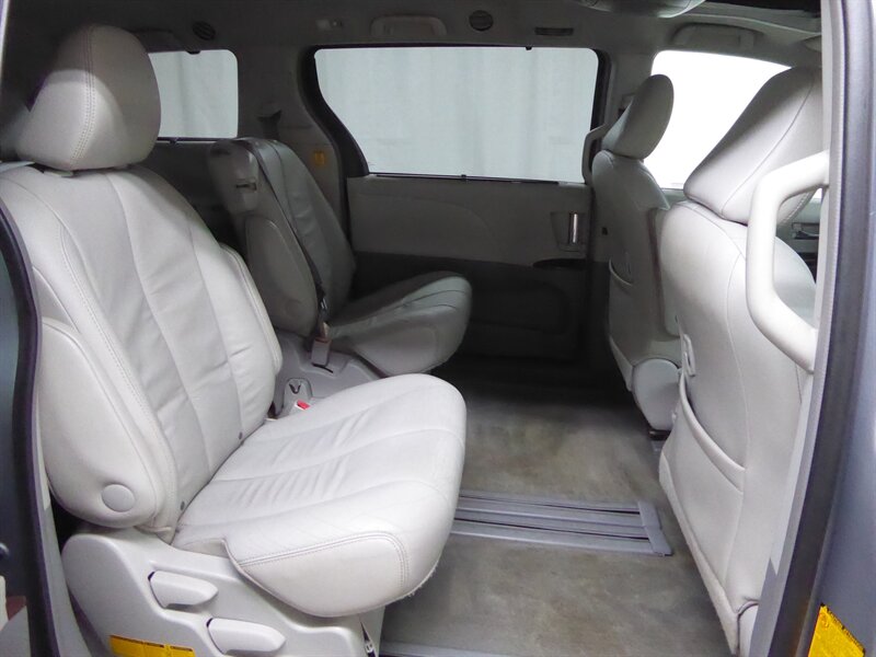 2013 TOYOTA SIENNA - Image 36