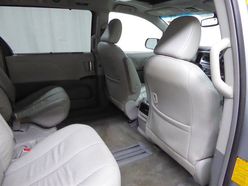 2013 TOYOTA SIENNA - Image 35