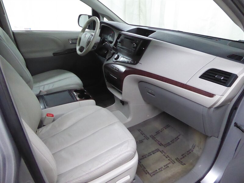 2013 TOYOTA SIENNA - Image 29