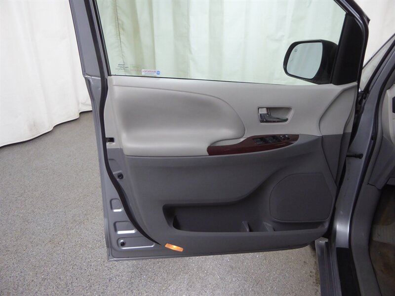 2013 TOYOTA SIENNA - Image 28