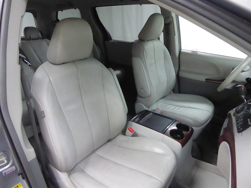 2013 TOYOTA SIENNA - Image 30