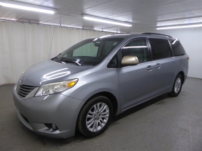 2013 TOYOTA SIENNA - Image 3