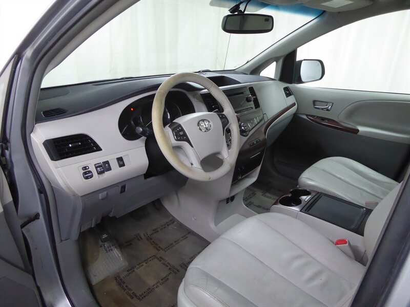 2013 TOYOTA SIENNA - Image 25