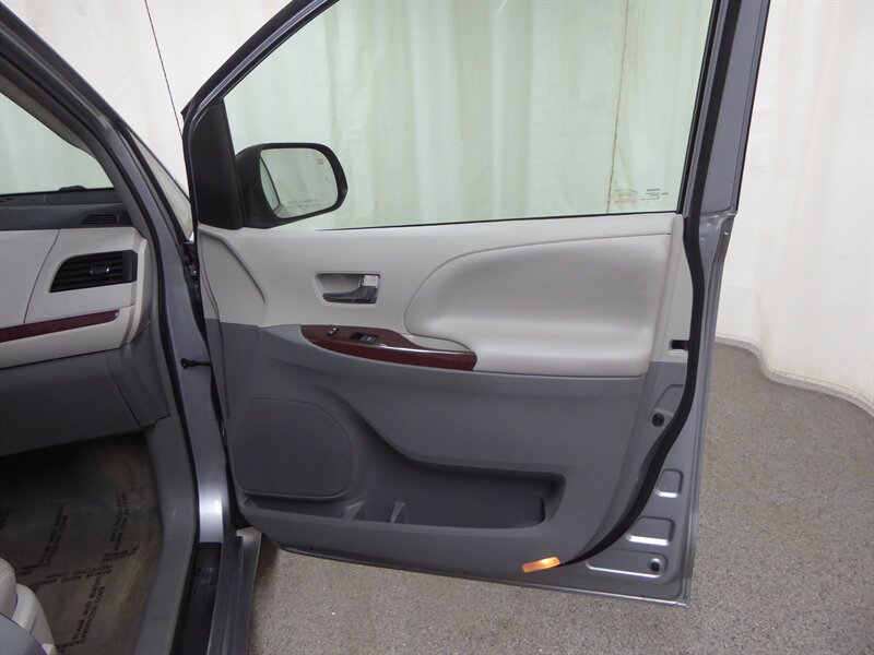 2013 TOYOTA SIENNA - Image 32