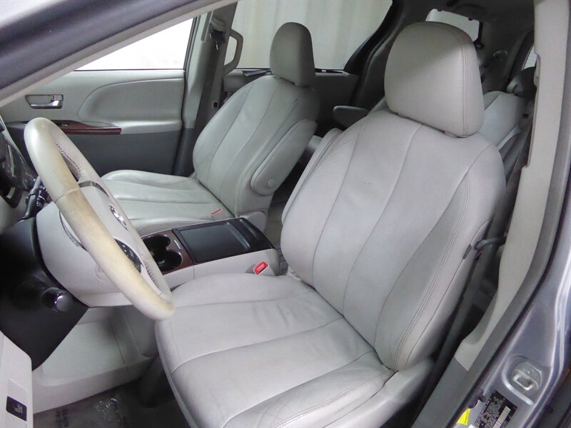 2013 TOYOTA SIENNA - Image 26