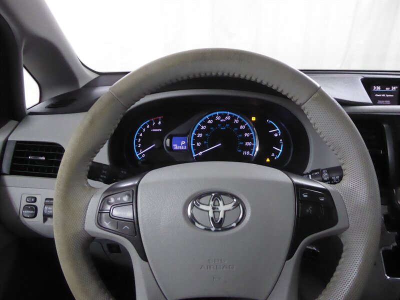2013 TOYOTA SIENNA - Image 11