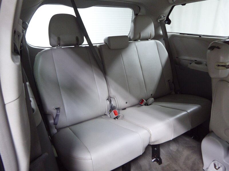 2013 TOYOTA SIENNA - Image 37