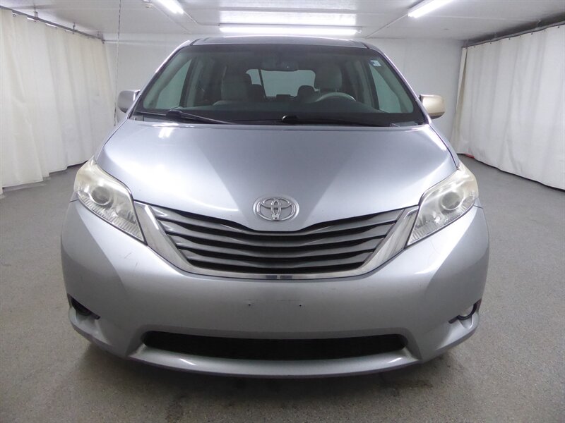 2013 TOYOTA SIENNA - Image 2