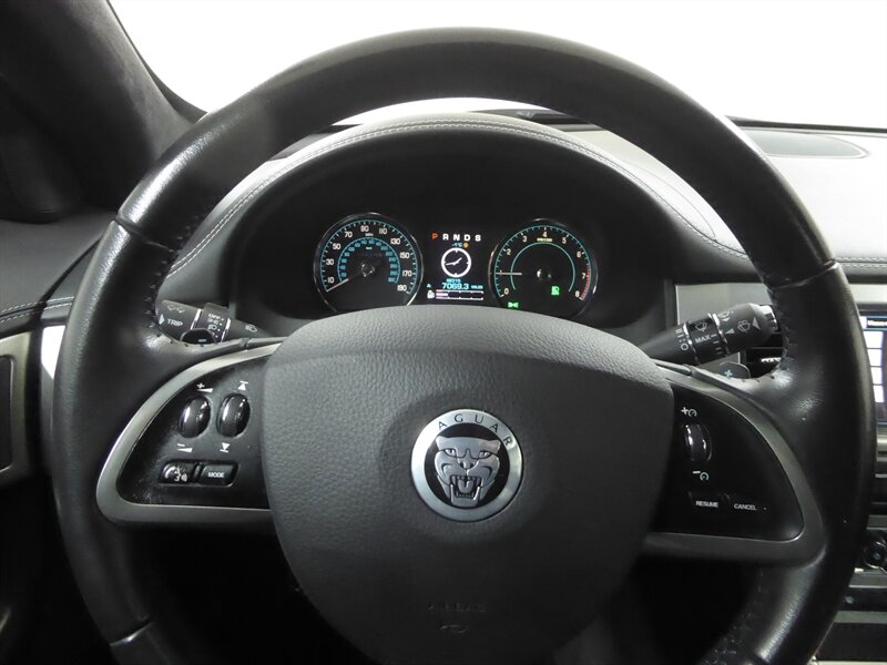 2013 JAGUAR XF - Image 11