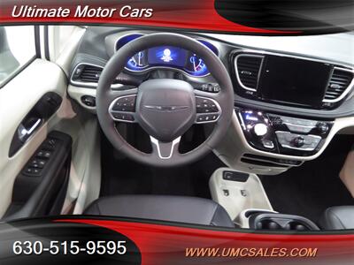 2023 Chrysler Pacifica Plug-In Hybrid Touring   - Photo 10 - Downers Grove, IL 60515