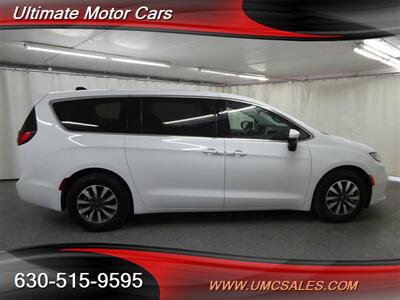 2023 Chrysler Pacifica Plug-In Hybrid Touring   - Photo 8 - Downers Grove, IL 60515