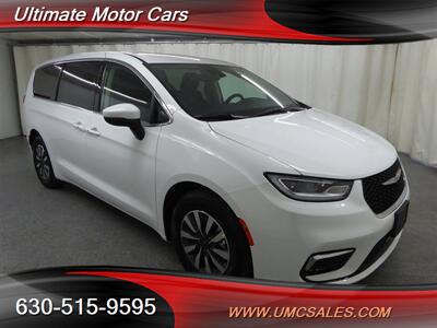 2023 Chrysler Pacifica Plug-In Hybrid Touring   - Photo 1 - Downers Grove, IL 60515