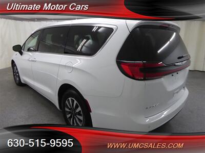 2023 Chrysler Pacifica Plug-In Hybrid Touring   - Photo 5 - Downers Grove, IL 60515