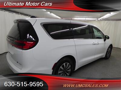 2023 Chrysler Pacifica Plug-In Hybrid Touring   - Photo 7 - Downers Grove, IL 60515
