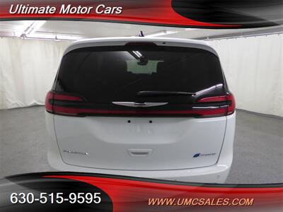 2023 Chrysler Pacifica Plug-In Hybrid Touring   - Photo 6 - Downers Grove, IL 60515