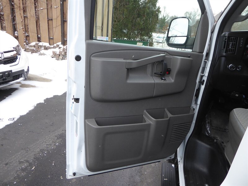 2017 CHEVROLET EXPRESS - Image 19