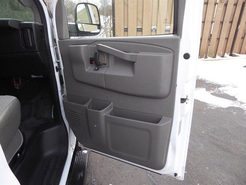 2017 CHEVROLET EXPRESS - Image 23