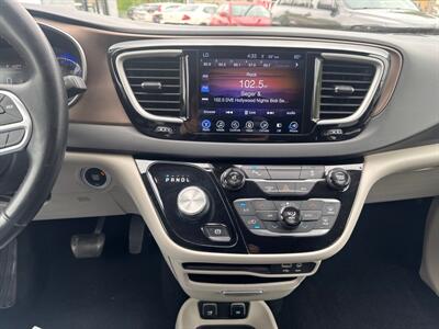 2017 Chrysler Pacifica Touring-L   - Photo 24 - Pittsburgh, PA 15226