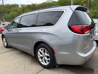 2017 Chrysler Pacifica Touring-L   - Photo 2 - Pittsburgh, PA 15226