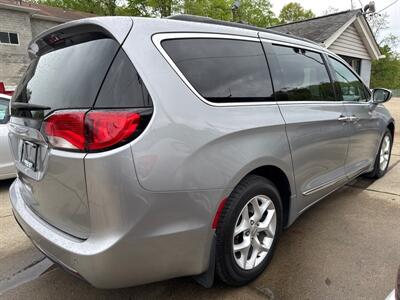 2017 Chrysler Pacifica Touring-L   - Photo 4 - Pittsburgh, PA 15226
