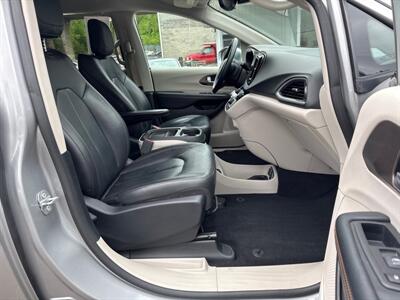 2017 Chrysler Pacifica Touring-L   - Photo 10 - Pittsburgh, PA 15226