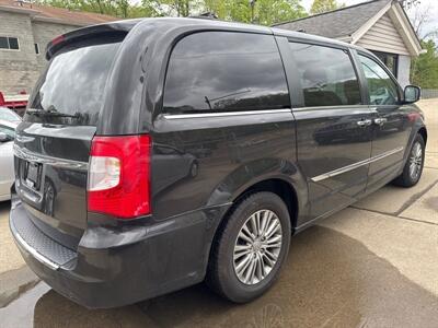 2014 Chrysler Town & Country Touring-L   - Photo 4 - Pittsburgh, PA 15226
