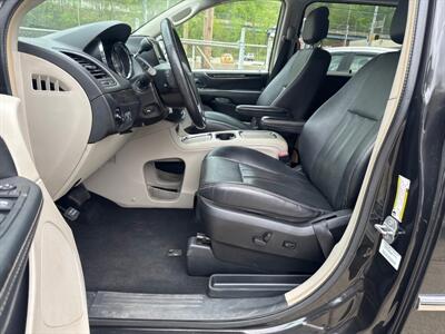 2014 Chrysler Town & Country Touring-L   - Photo 11 - Pittsburgh, PA 15226