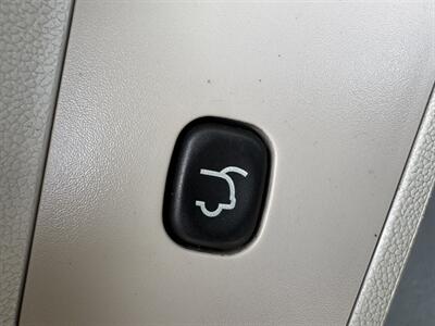 2012 Volkswagen Routan SEL   - Photo 16 - Pittsburgh, PA 15226