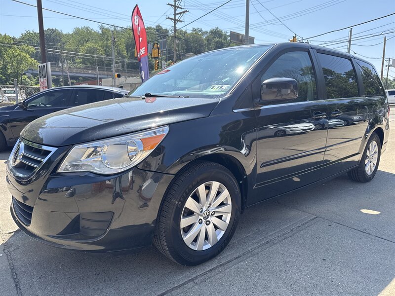 2012 Volkswagen Routan SEL   - Photo 1 - Pittsburgh, PA 15226
