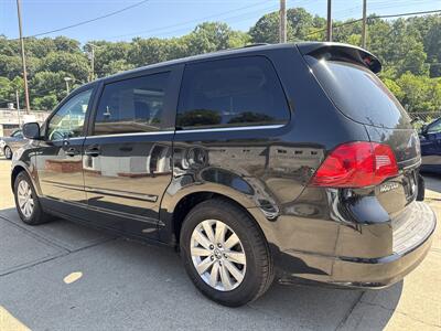 2012 Volkswagen Routan SEL   - Photo 2 - Pittsburgh, PA 15226