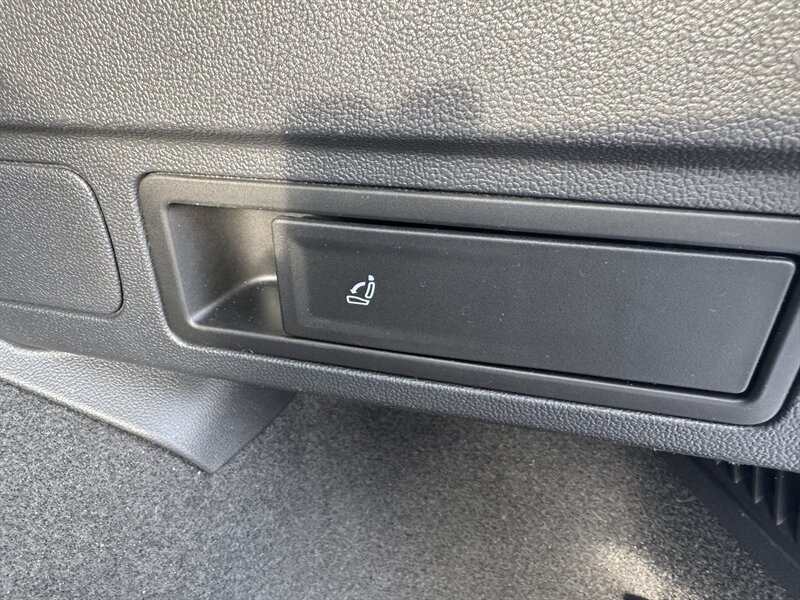 2019 Volkswagen Tiguan SEL Premium 4Motion - Photo 11 - Hayes, VA 23072