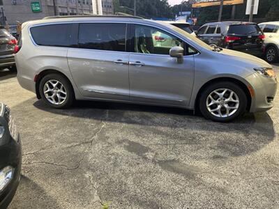 2017 Chrysler Pacifica Touring-L   - Photo 4 - Pittsburgh, PA 15226