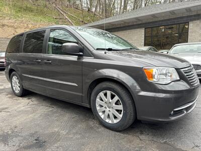 2016 Chrysler Town & Country Touring   - Photo 3 - Pittsburgh, PA 15226