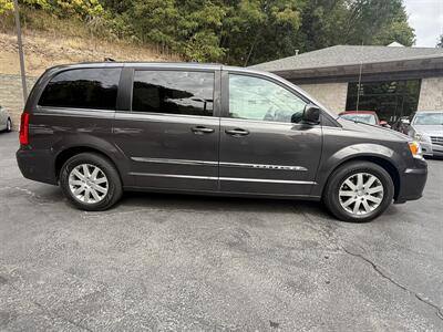 2015 Chrysler Town & Country Touring - Photo 2 - Pittsburgh, PA 15226