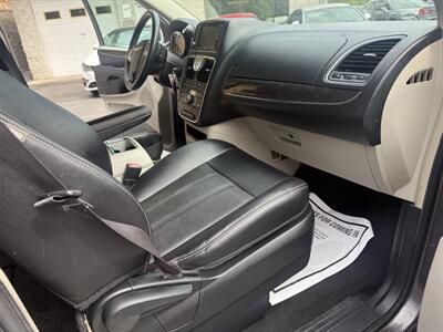 2015 Chrysler Town & Country Touring - Photo 23 - Pittsburgh, PA 15226