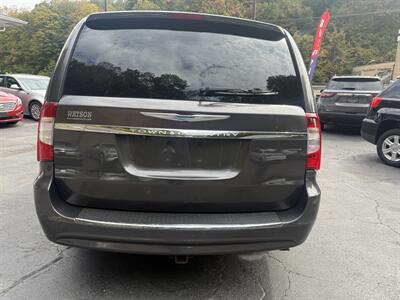 2015 Chrysler Town & Country Touring - Photo 8 - Pittsburgh, PA 15226