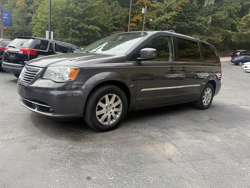 2015 Chrysler Town & Country Touring   - Photo 1 - Pittsburgh, PA 15226