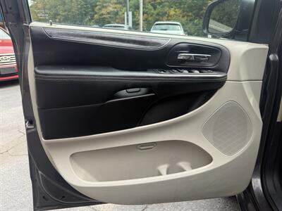 2015 Chrysler Town & Country Touring - Photo 13 - Pittsburgh, PA 15226