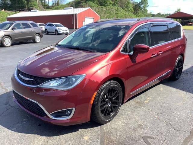 The 2017 Chrysler Pacifica Touring-L photos