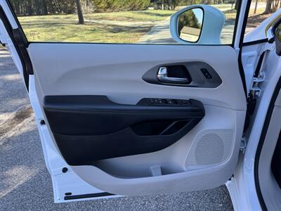 2021 Chrysler Pacifica Touring L - Photo 8 - Loganville, GA 30052