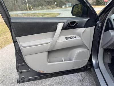 2010 Toyota Highlander   - Photo 8 - Loganville, GA 30052