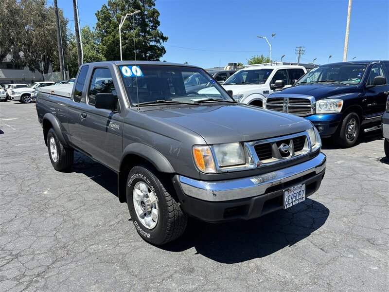 2000 Nissan Frontier XE photo