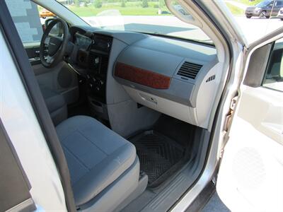 2008 Chrysler Town and Country LX   - Photo 17 - Oostburg, WI 53070