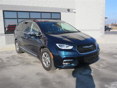 2022 Chrysler Pacifica Limited   - Photo 3 - Oostburg, WI 53070