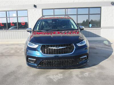 2022 Chrysler Pacifica Limited   - Photo 2 - Oostburg, WI 53070
