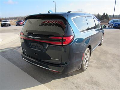 2022 Chrysler Pacifica Limited   - Photo 5 - Oostburg, WI 53070