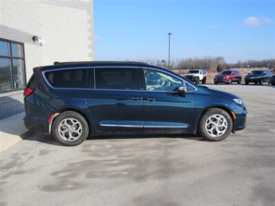 2022 Chrysler Pacifica Limited   - Photo 4 - Oostburg, WI 53070