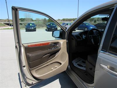2012 Chrysler Town and Country Touring   - Photo 9 - Oostburg, WI 53070