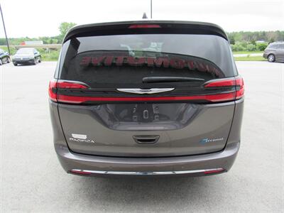 2022 Chrysler Pacifica Hybrid Touring L   - Photo 5 - Oostburg, WI 53070