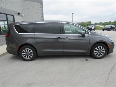 2022 Chrysler Pacifica Hybrid Touring L   - Photo 3 - Oostburg, WI 53070